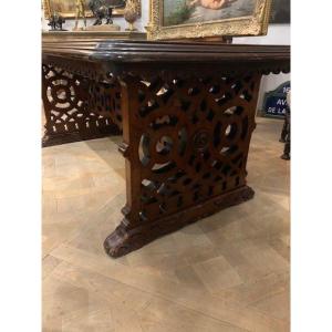 English Vr Crowned Cloth Table