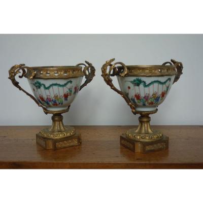 Paire De Coupes En Porcelaine, Sur Piédouche En Bronze Ciselé. époque XIXéme