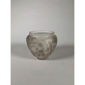 René Lalique (1860-1945) “nefliers” Vase, Circa 1930