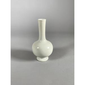 Dehua Porcelain Vase, Kangxi Dynasty (1661-1722), Monochrome China 