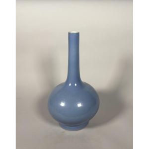 Chinese Lavender Porcelain Vase, Qianlong Period (1736-1795).