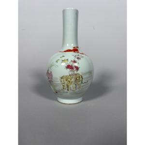 Famille Rose Porcelain Vase From The Yongzheng Period (1677-1736)