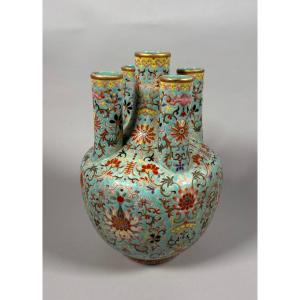China, 20th Century. Famille Rose Porcelain Vase On A Turquoise Background. Republican Period (1912-1949). 