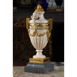 Clock With Rotating Circles In White Marble, Blue Turquin Marble And Chiseled And Gilded Bronze