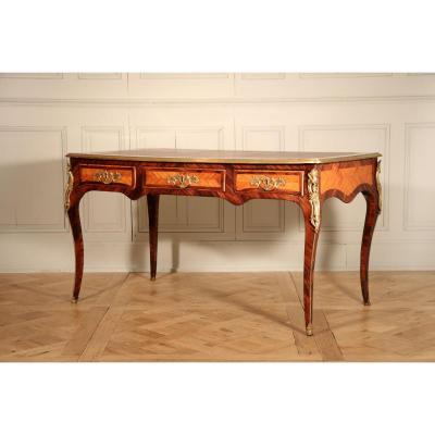 Flat Desk With An Eventful Shape