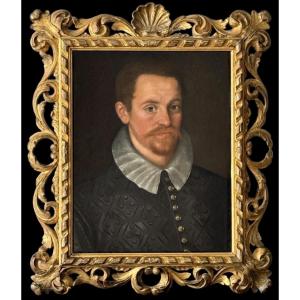 English School C. 1625 - Portrait Of A Gentleman In A Dark Embroidered Doublet And White Ruff.