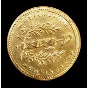 Set Of 5 Revolutionary Military Buttons In Its Case.