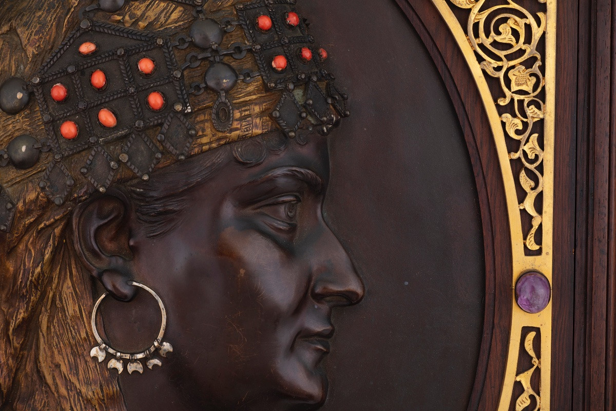Émile Guillemin (1841-1907), “Profilo di donna orientale in bronzo con patina e smalti”-photo-4
