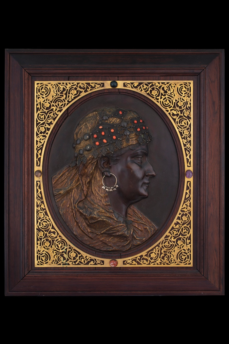 Émile Guillemin (1841-1907), “Profilo di donna orientale in bronzo con patina e smalti”