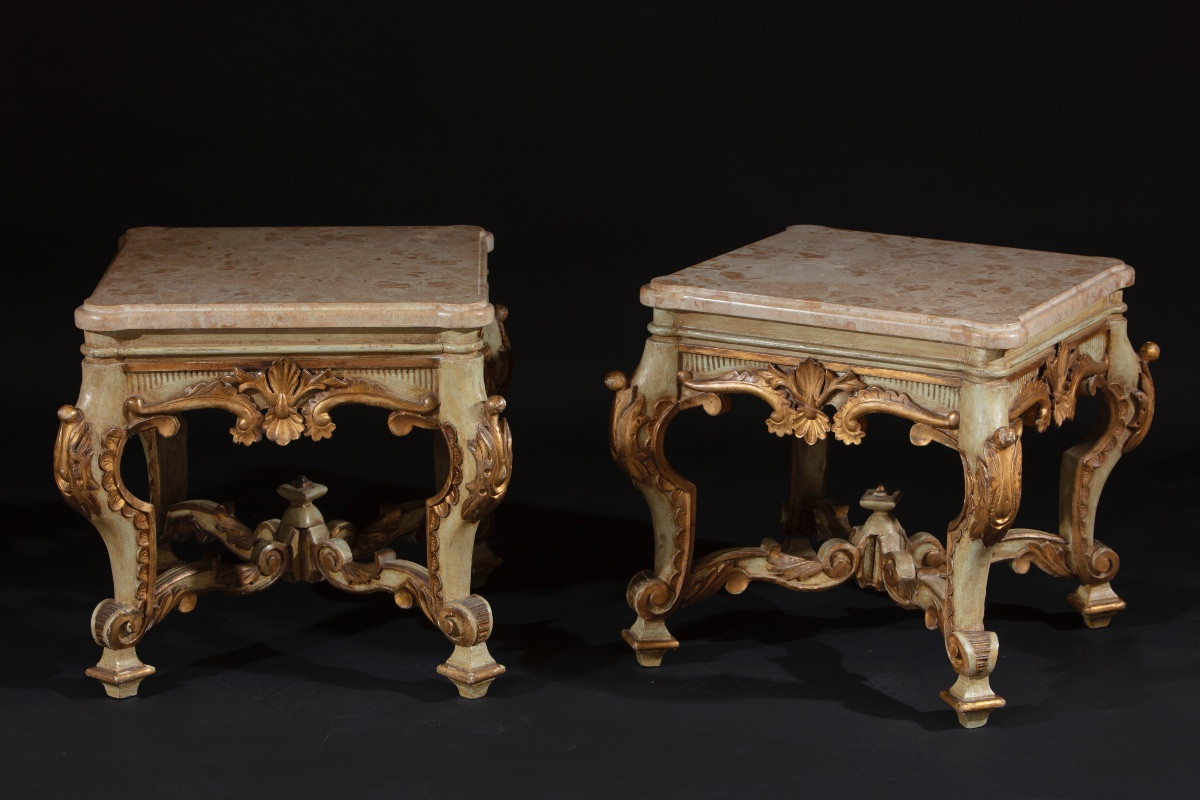 Coppia di panchetti in legno laccato e piano in marmo