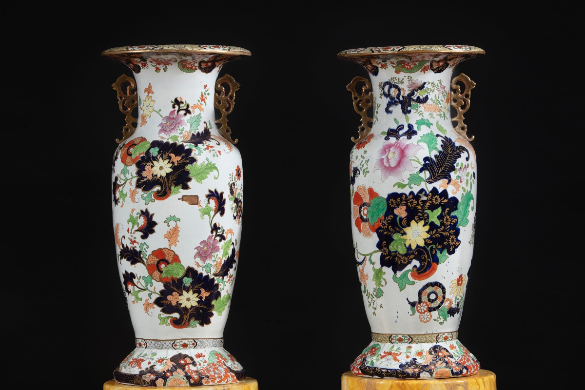 Coppia di grandi vasi Samson in porcellana policroma