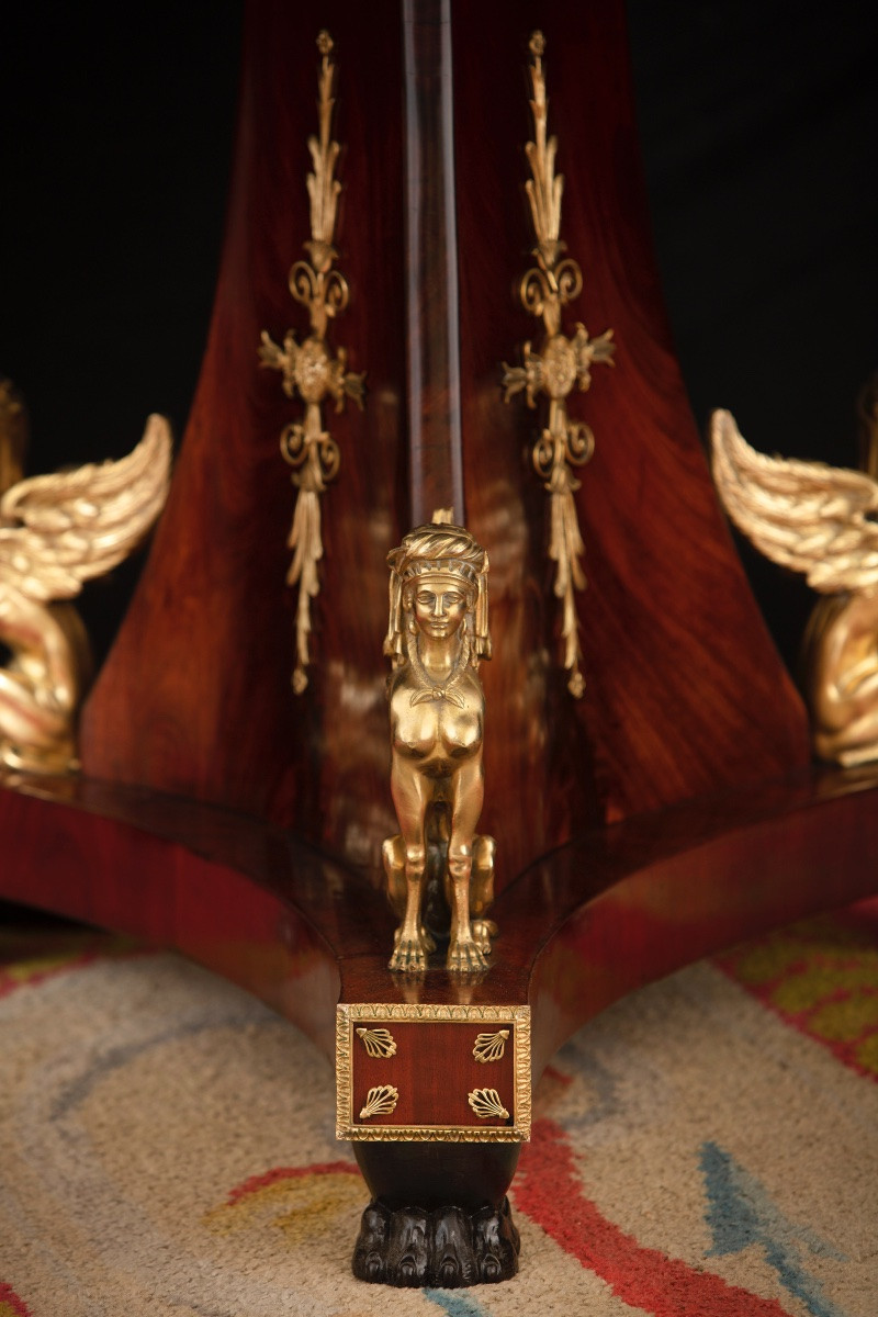 Importante tavolo da centro in piuma di mogano con piano in marmo, prima metà del XIX secolo-photo-2