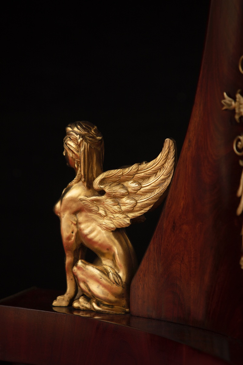 Importante tavolo da centro in piuma di mogano con piano in marmo, prima metà del XIX secolo-photo-3