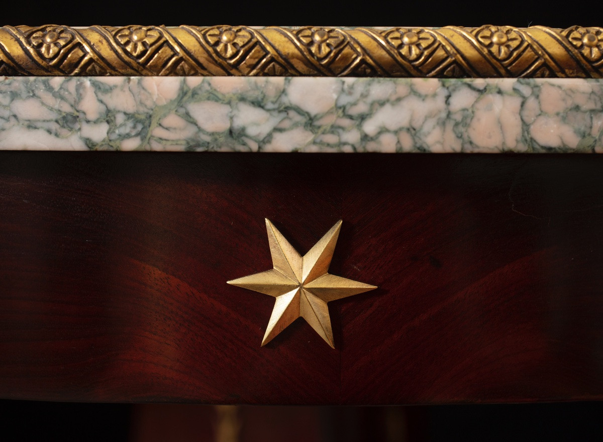 Importante tavolo da centro in piuma di mogano con piano in marmo, prima metà del XIX secolo-photo-2