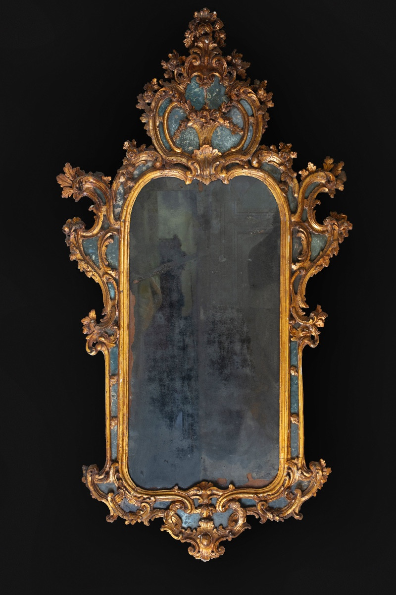 Specchiera in legno dorato e scolpito con vetro al mercurio di manifattura piemontese