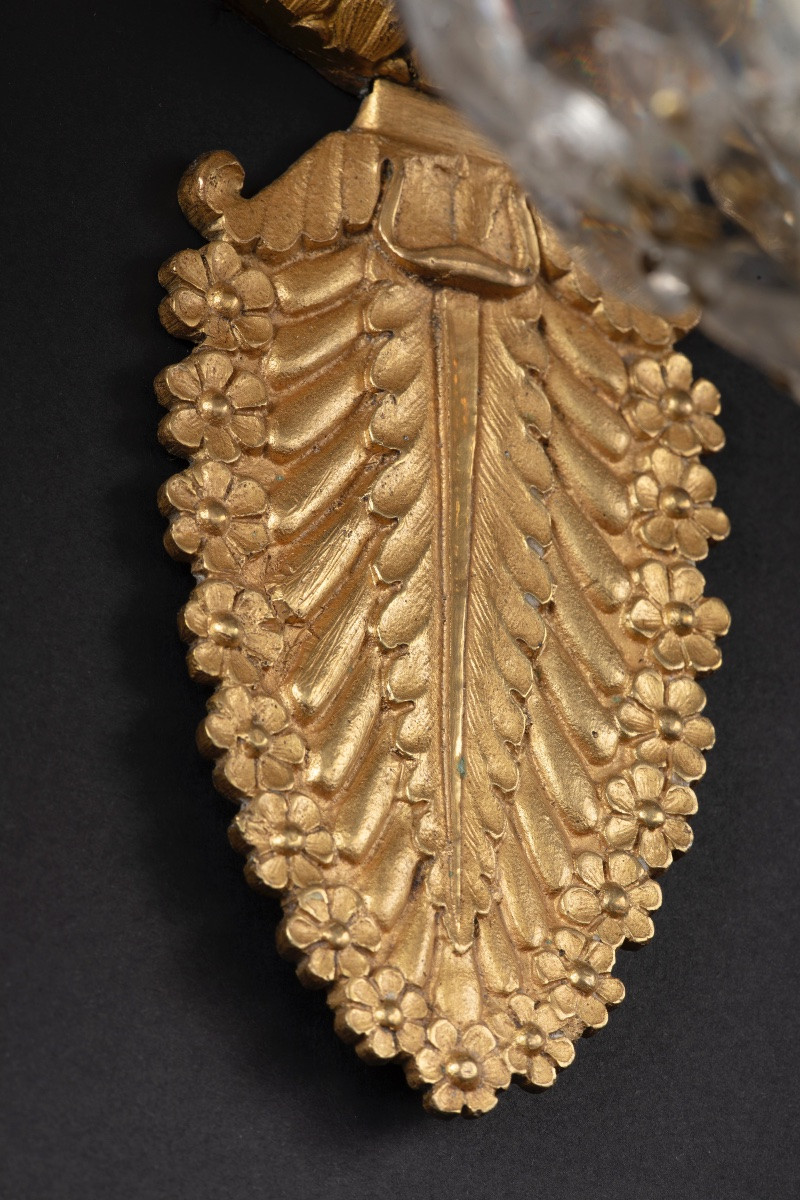 Coppia di appliques a mongolfiera in cristallo e bronzo dorato e cesellato a cinque bracci-photo-3