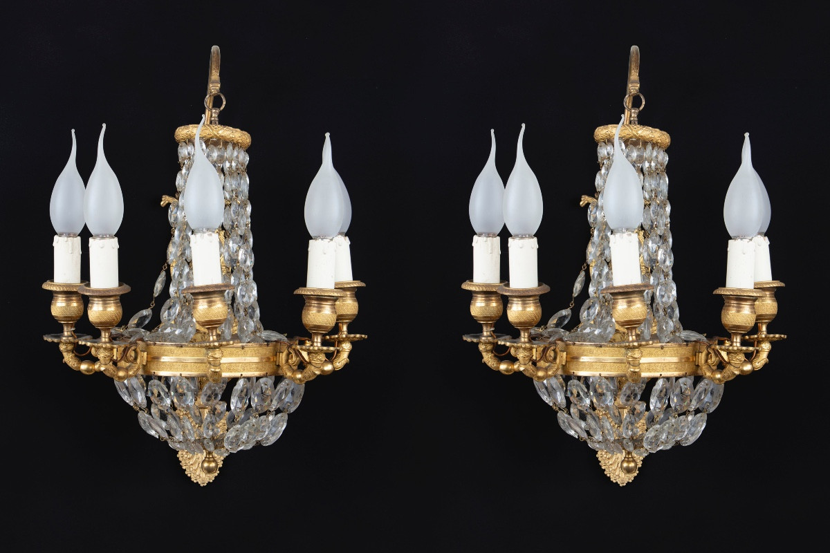 Coppia di appliques a mongolfiera in cristallo e bronzo dorato e cesellato a cinque bracci