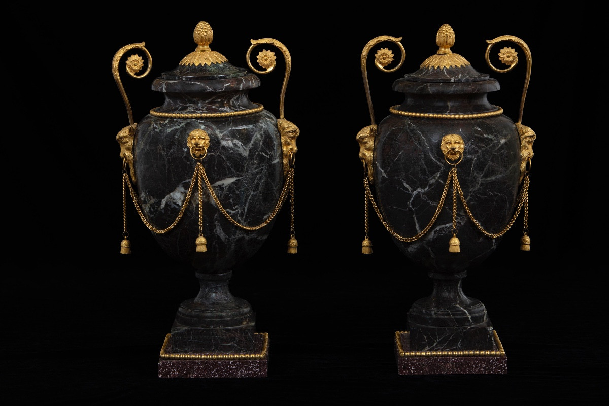 Coppia di importanti vasi Luigi XVI in marmo rosso Levanto 