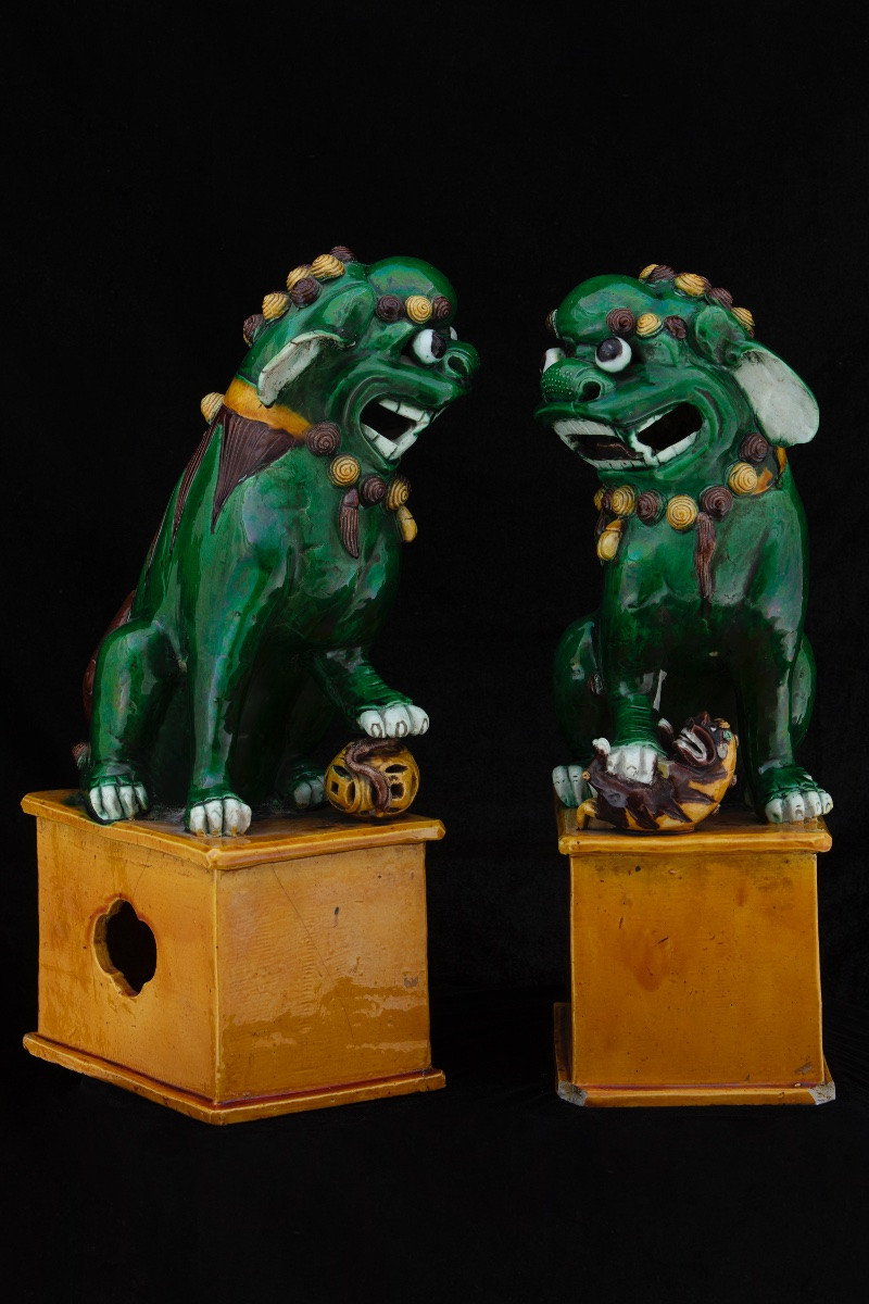 Coppia di grandi cani di Pho in ceramica invetriata Sancai, Cina, XIX secolo.-photo-2
