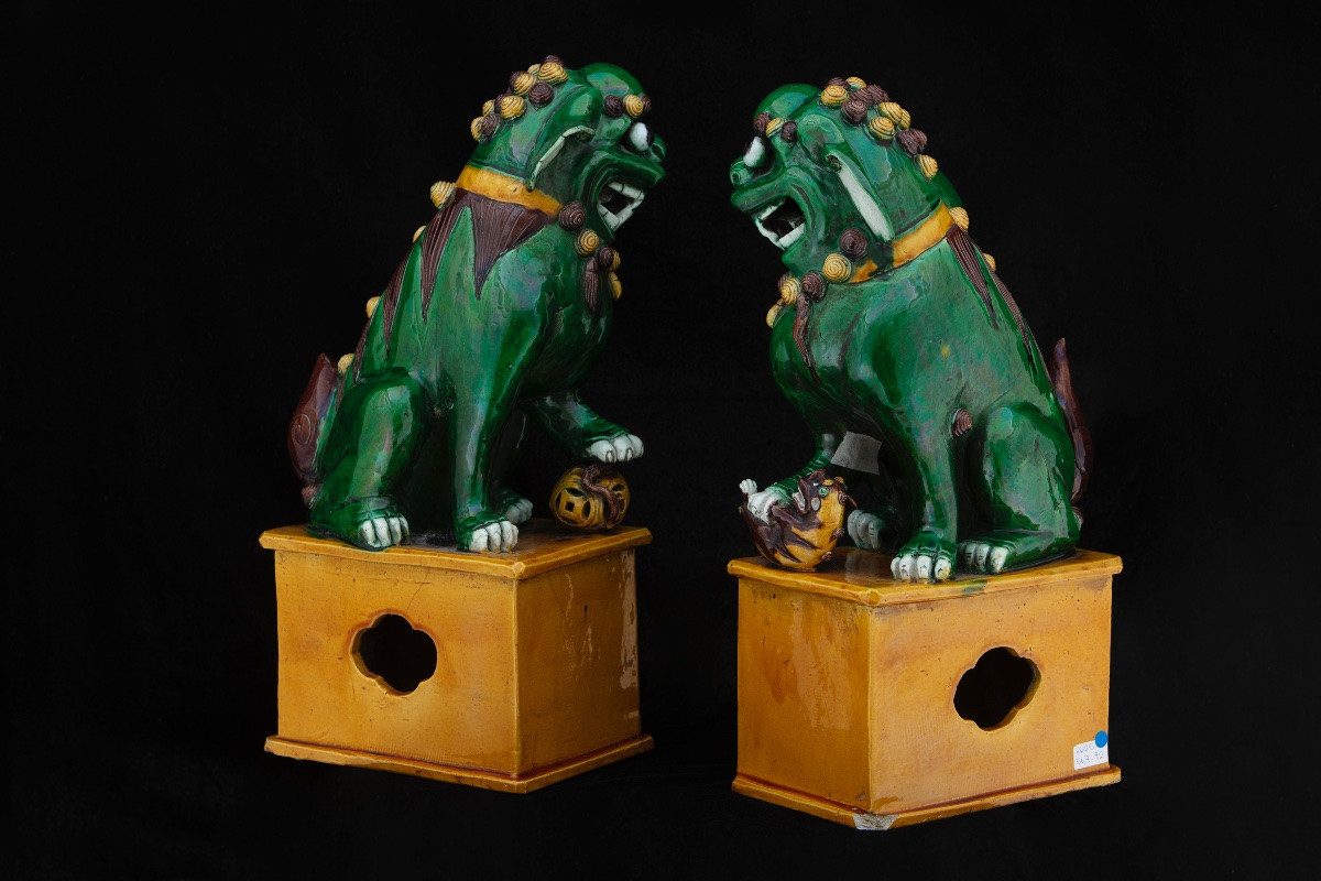 Coppia di grandi cani di Pho in ceramica invetriata Sancai, Cina, XIX secolo.-photo-3