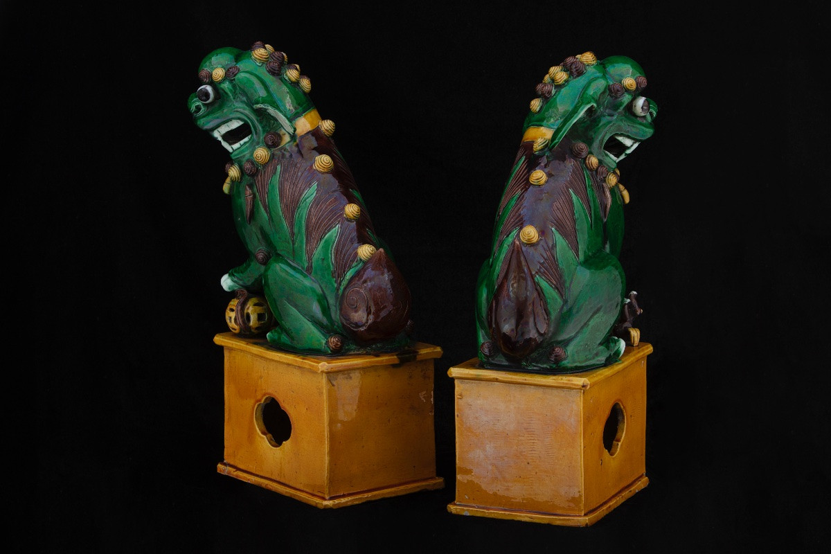 Coppia di grandi cani di Pho in ceramica invetriata Sancai, Cina, XIX secolo.-photo-4