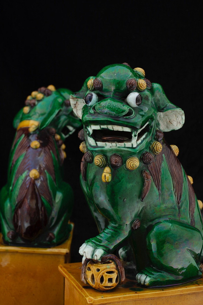 Coppia di grandi cani di Pho in ceramica invetriata Sancai, Cina, XIX secolo.-photo-8