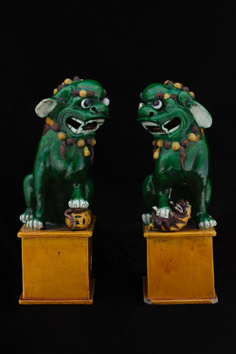 Coppia di grandi cani di Pho in ceramica invetriata Sancai, Cina, XIX secolo.