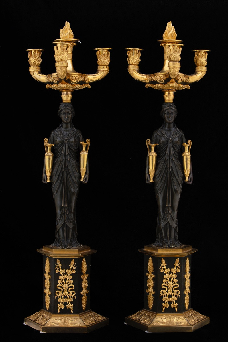 Coppia di candelabri Impero in bronzo brunito e dorato al mercurio, prima metà del XIX secolo.