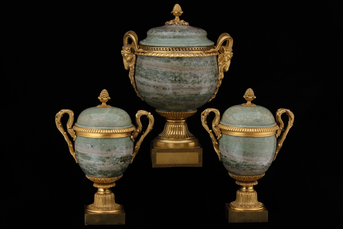 Trittico di vasi in marmo verde di Svezia e bronzo dorato, Francia, metà del XIX secolo