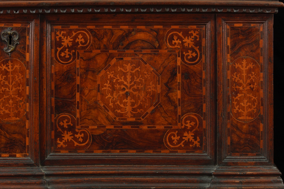 Cassone in noce con intarsi decorativi, Bergamo, inizi del XVII secolo-photo-3