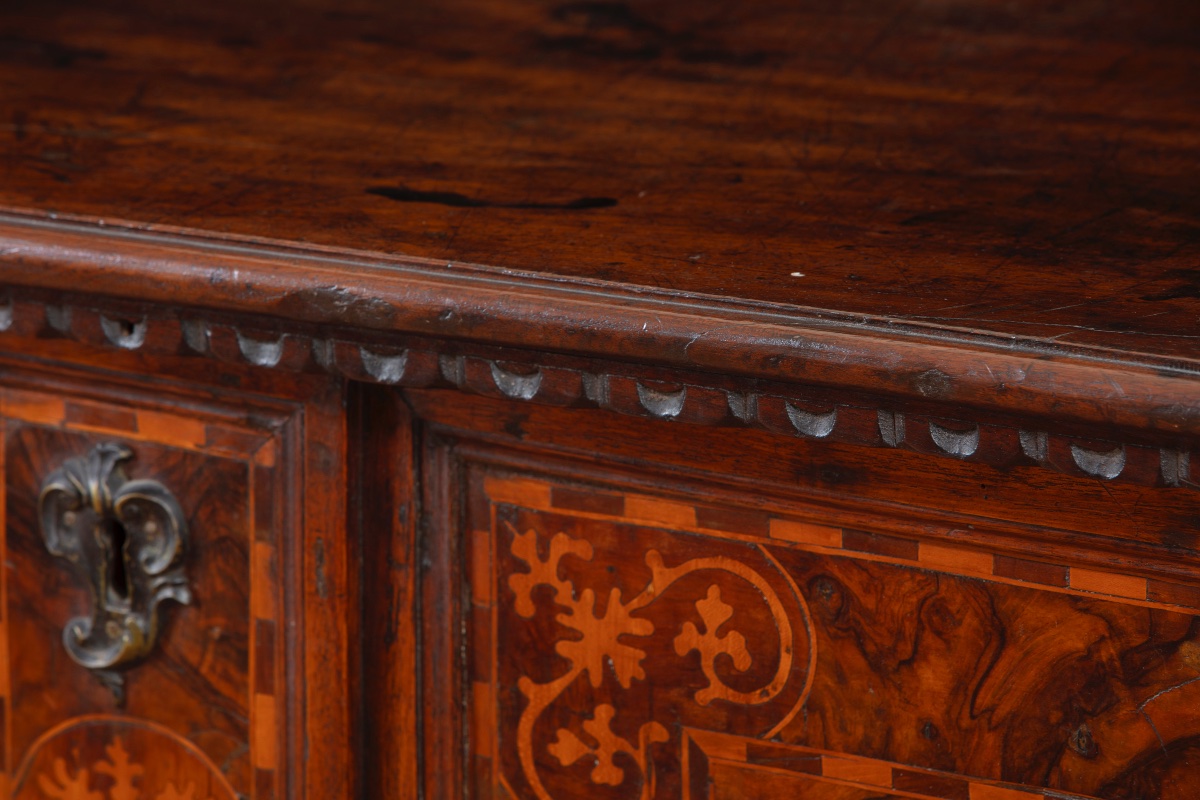 Cassone in noce con intarsi decorativi, Bergamo, inizi del XVII secolo-photo-1