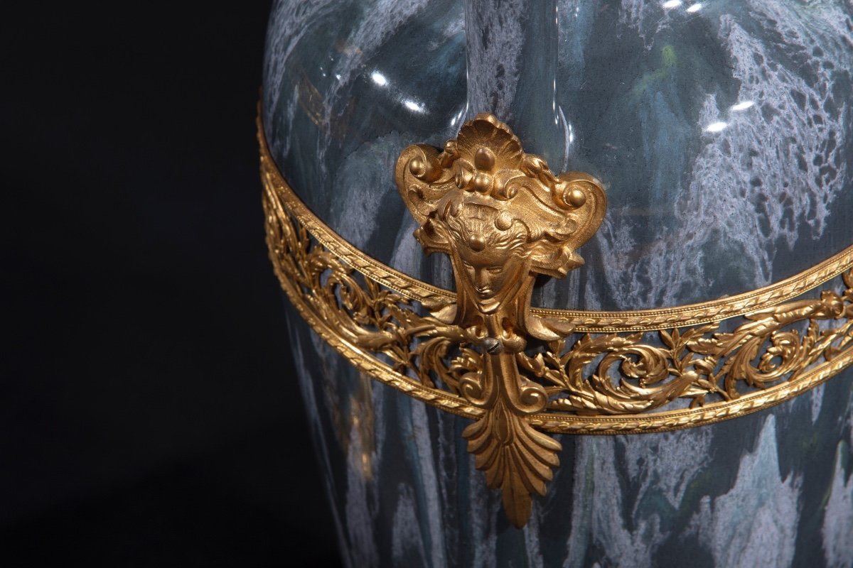 Paire De Vases En Porcelaine Dans Les Tons De Gris Chiné Et Décorations En Bronze Doré-photo-3