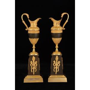 Coppia di piccoli e preziosi versatoi in bronzo dorato e patinato