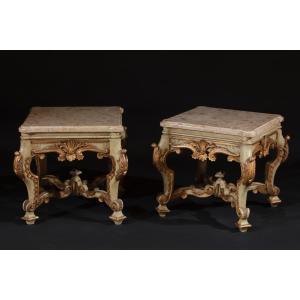 Coppia di panchetti in legno laccato e piano in marmo