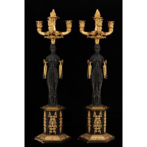 Coppia di candelabri Impero in bronzo brunito e dorato al mercurio, prima metà del XIX secolo.