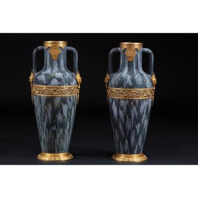 Paire De Vases En Porcelaine Dans Les Tons De Gris Chiné Et Décorations En Bronze Doré