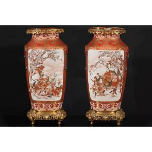 Paire De Vases En Porcelaine Polychrome Japonaise, Période Meiji