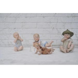 Quatre  Grand Sujet En Biscuit Allemand Heubach Bébé De Piano, 