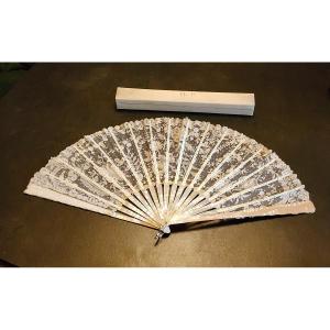 Fan Circa 1900, Embroidered Lace, 33 Cm, With Its Case