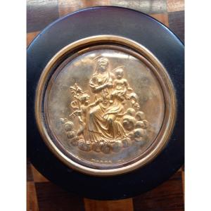 Box Circa 1820 Decorated With A Medal Representing A Virgin And Child 
