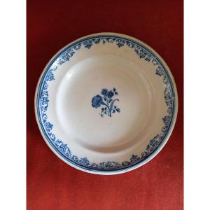 Moustier Early 18th Century: Bowl-shaped Plate 