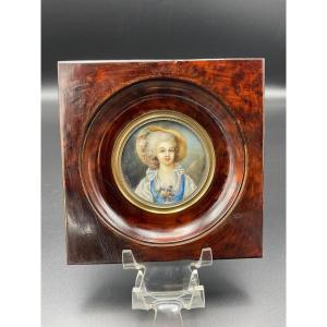 Polychrome Miniature Painted Representing A Young Woman In A Hat Signed Séné.