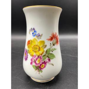 Polychrome Porcelain Vase From The Meissen Manufacture Decorated With A Bouquet Of Flowers.