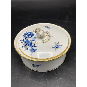 Polychrome Porcelain Candy Box From The Meissen Manufacture Decorated With A Bouquet Of Flowers.