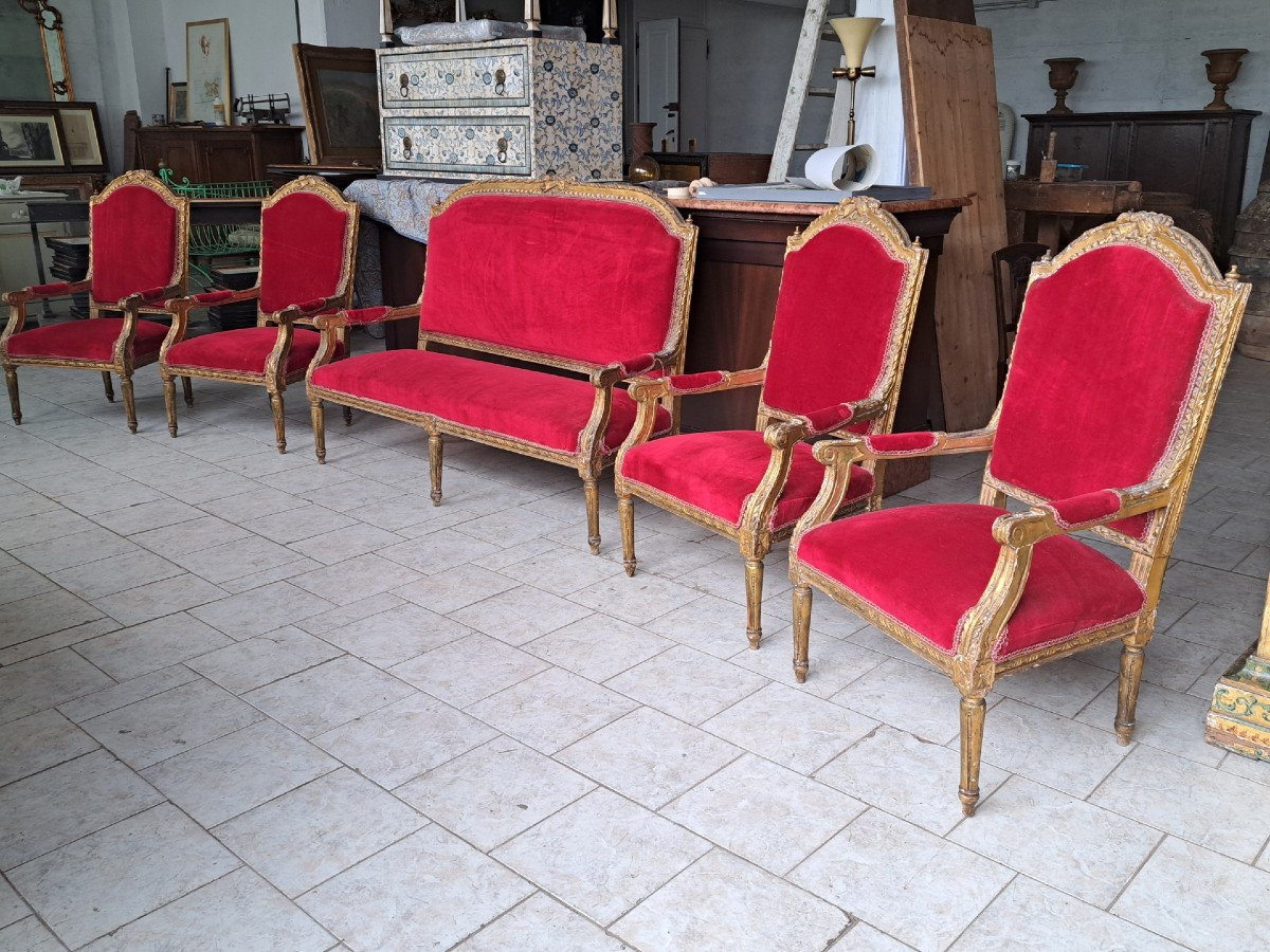 Quattro poltrone ed un divano dorati Napoleone III