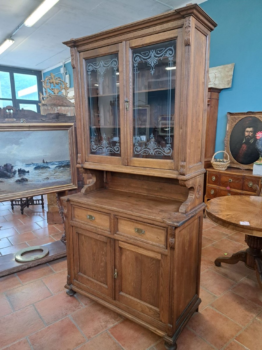 Vetrina dell'Ottocento toscana con vetri decorati