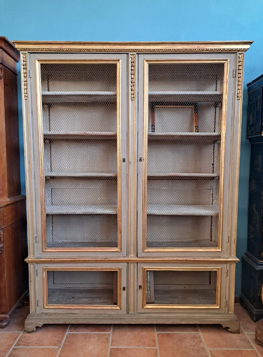 Libreria a 4 porte laccata e dorata con rete