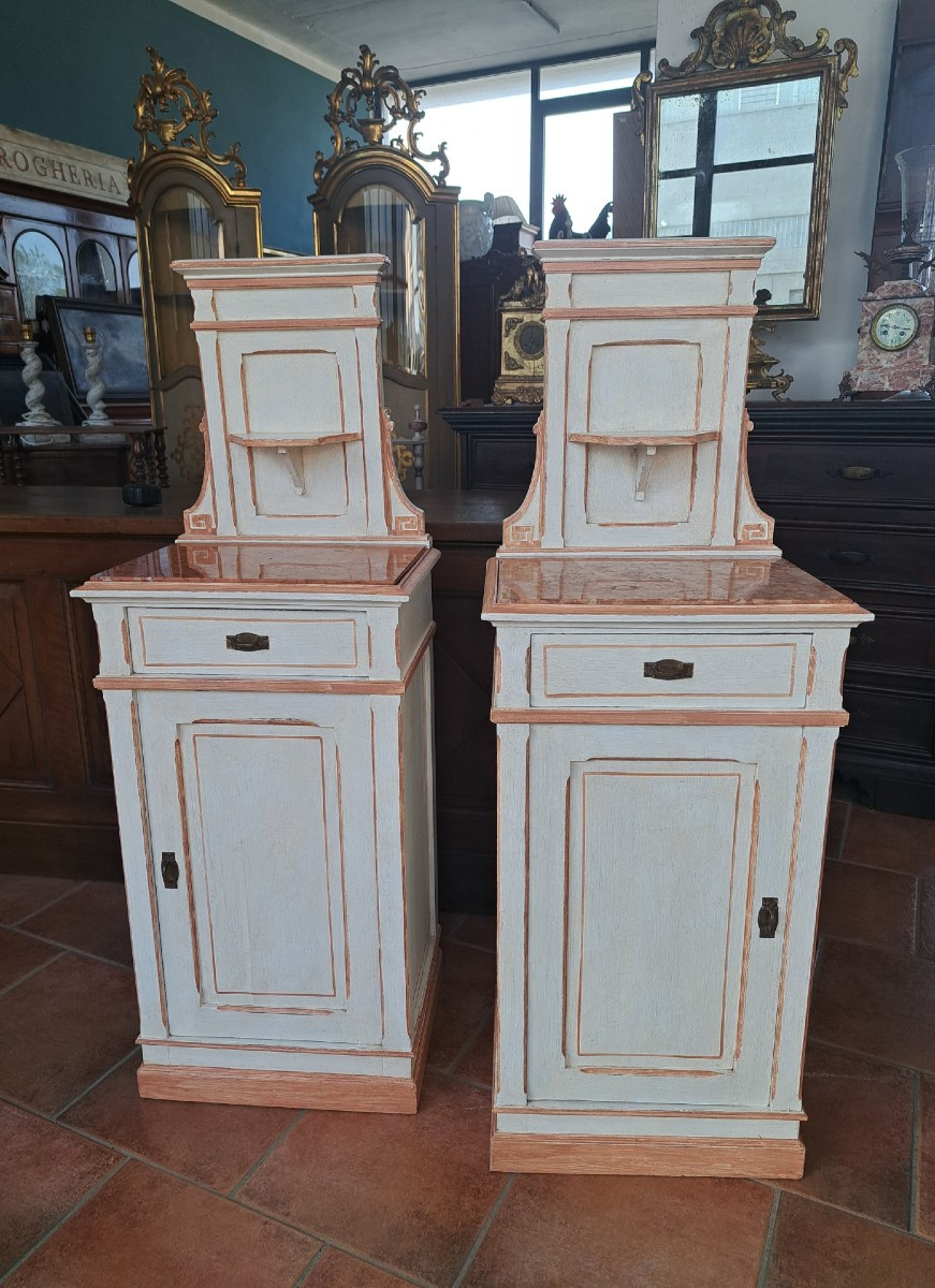Coppia di comodini dipinti con alzata