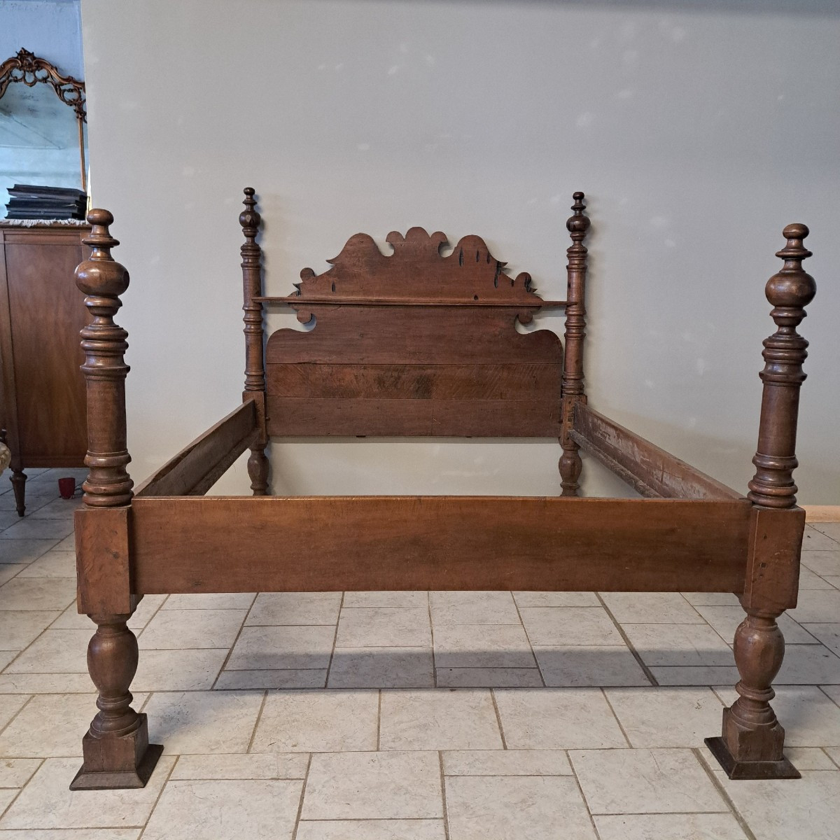 Letto in noce con colonne del '600