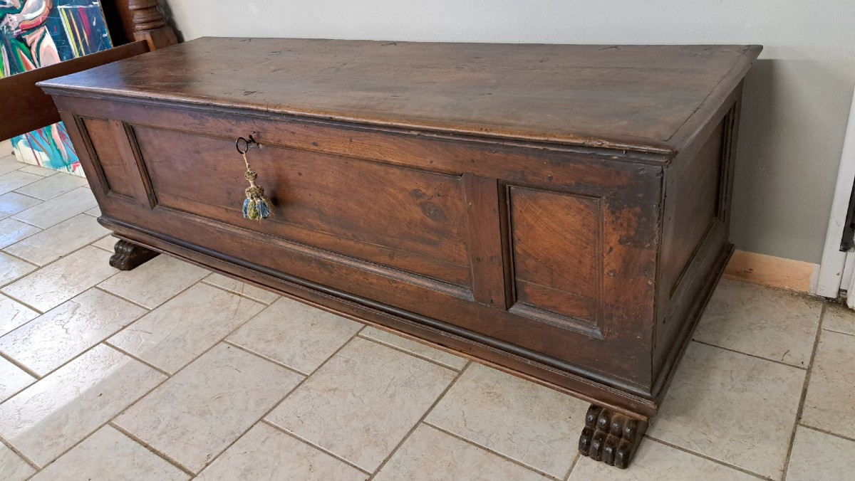 Grande cassapanca in noce del '600